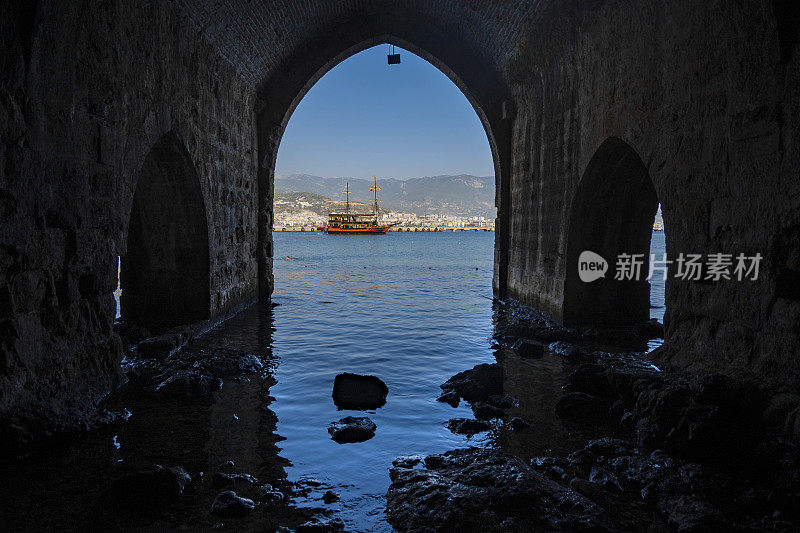 Alanya。火鸡历史船坞大厦五个船坞。Tersane Alanya造船厂